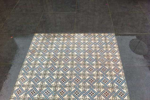 een terras van keramsche tegels gecombineerd met mozaikstenen Genhoes 30 Den Bosch